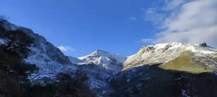 Sommets enneigés sous un ciel bleu